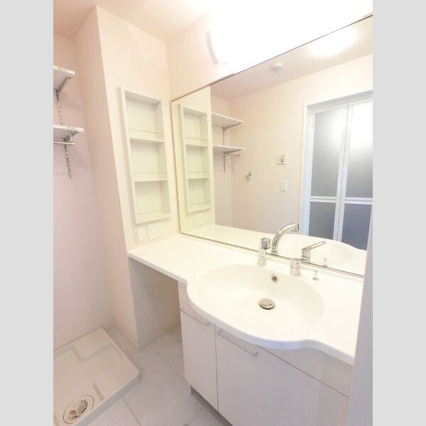 洗面所 (大型一面鏡付カウンター洗面化粧台です。)