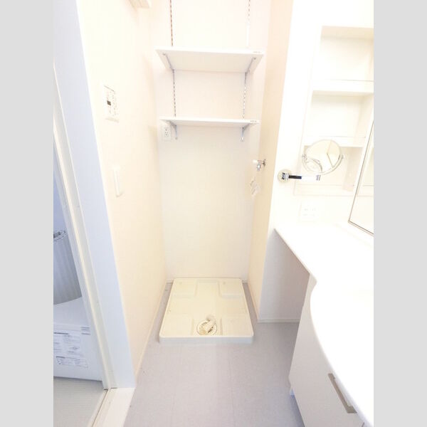 その他 (洗濯機置き場です。防水パンあります。)