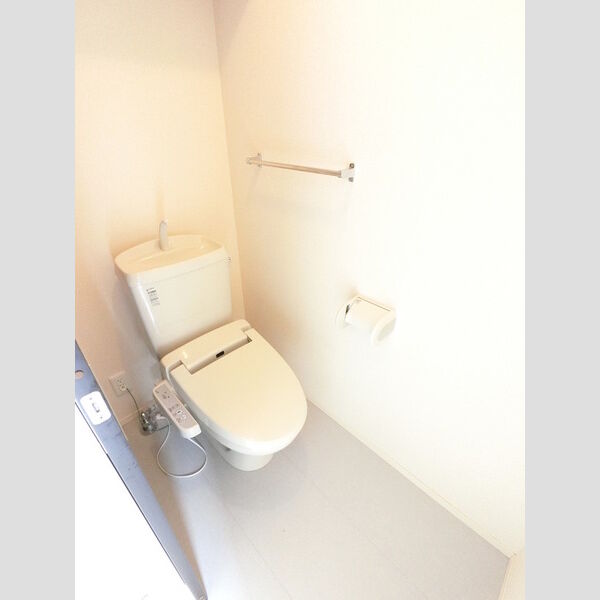 トイレ (冬でも温かく快適です。もちろん洗浄機能もついています。)