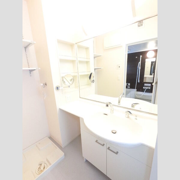 洗面所 (大型一面鏡付カウンター洗面化粧台です。)