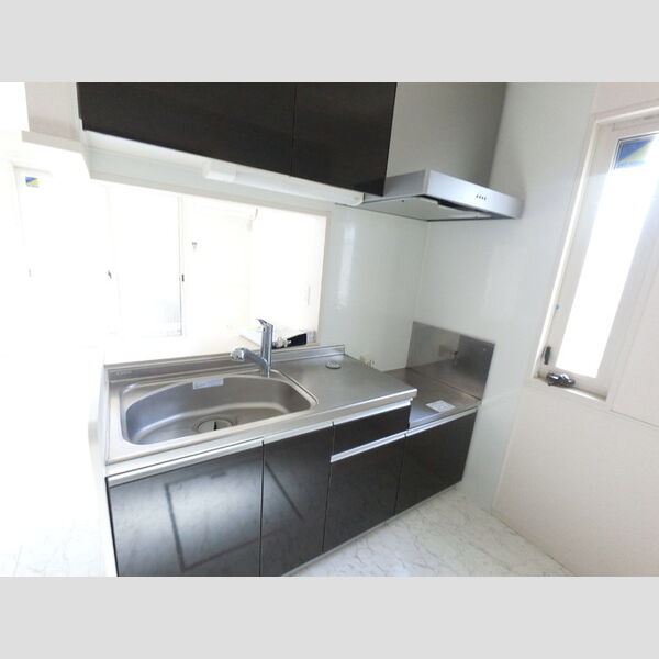 キッチン (キッチンからお部屋が見渡せます。)