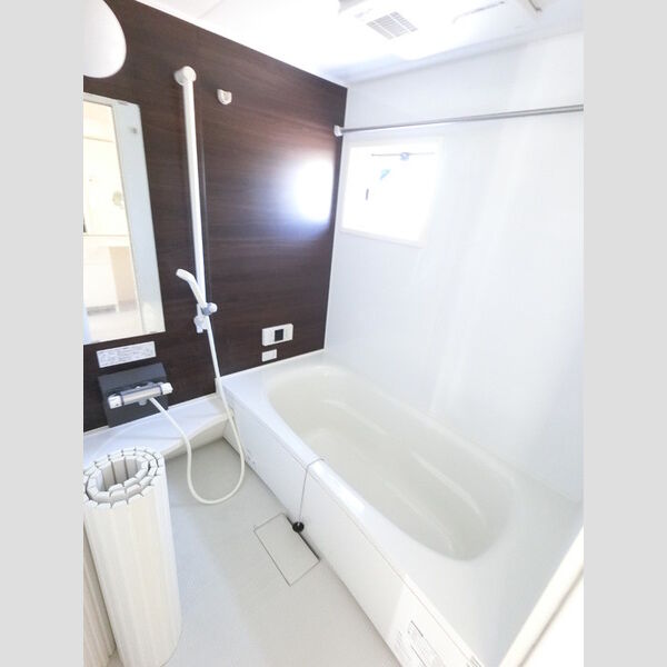 バス (大きい浴槽なので、お風呂好きにはピッタリです。)