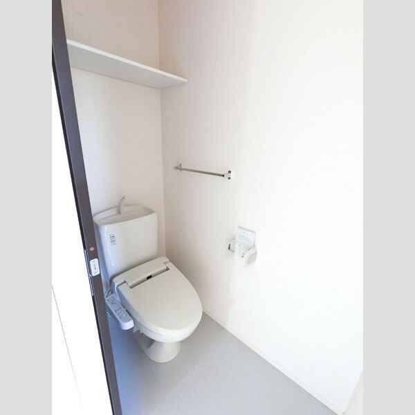 トイレ (冬でも温かく快適です。もちろん洗浄機能もついています。)