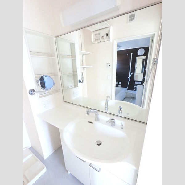洗面所 (大型一面鏡付カウンター洗面化粧台です。)