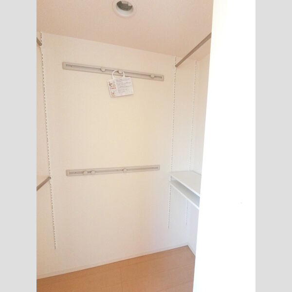 収納 (ワンステップクローゼットです。)