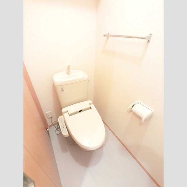 トイレ (冬でも温かく快適です。もちろん洗浄機能もついています。)