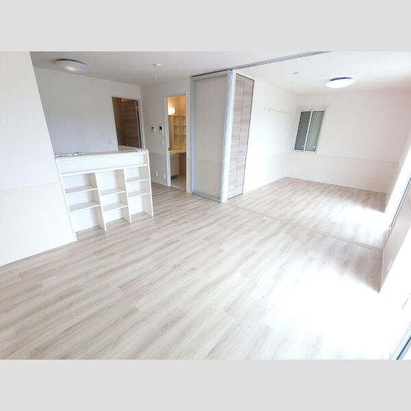 居室・リビング (ライトスルースクリーンで光を透しながらほどよく遮ります。)