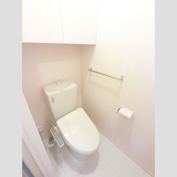 トイレ (冬でも温かく快適です。もちろん洗浄機能もついています。)