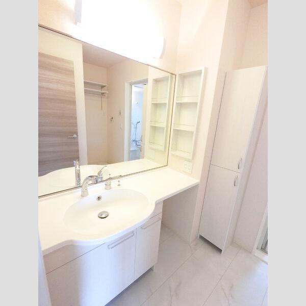 洗面所 (大型一面鏡付カウンター洗面化粧台です。)