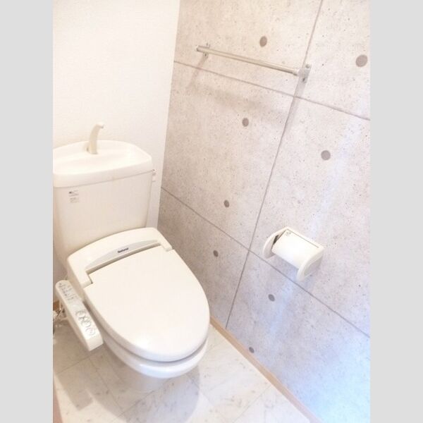 トイレ (温水洗浄便座です。)