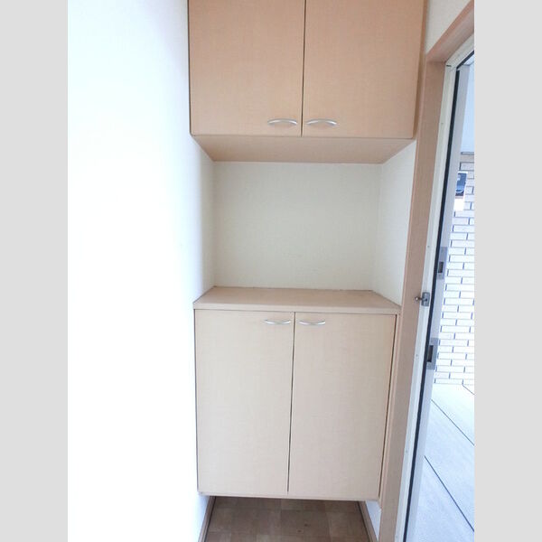 玄関 (飾り棚付シューズボックスです。)