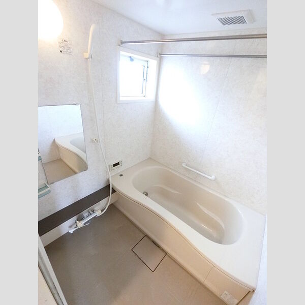 バス (大きい浴槽なので、お風呂好きにはピッタリです。)