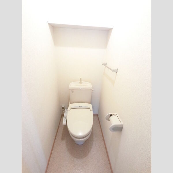 トイレ (冬でも温かく快適です。もちろん洗浄機能もついています。)
