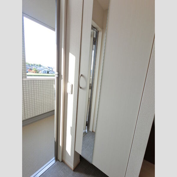 玄関 (広めのBoxは収納力ばっちり。トールタイプのミラーついてます。)