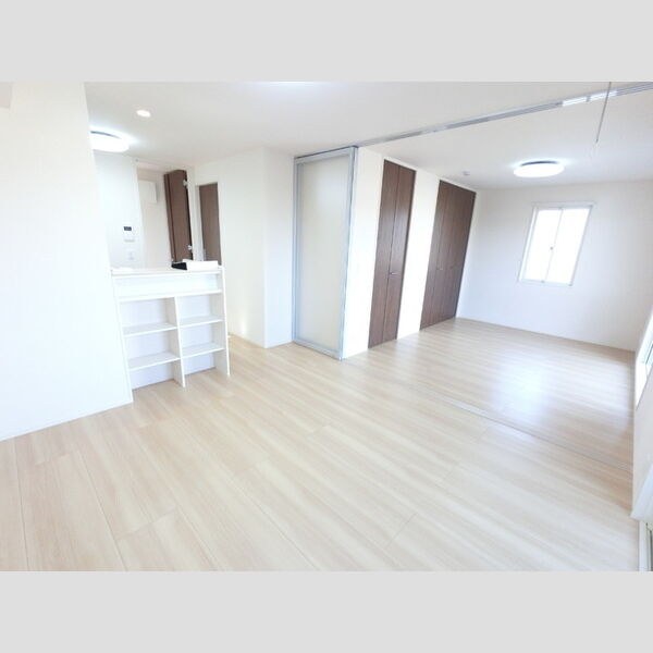 居室・リビング (ライトスルースクリーンで光を透しながらほどよく遮ります。)