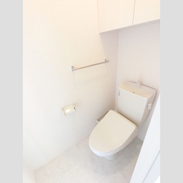 トイレ (冬でも温かく快適です。もちろん洗浄機能もついています。)