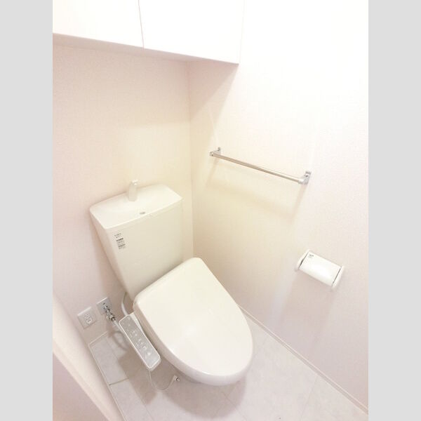 トイレ (冬でも温かく快適です。もちろん洗浄機能もついています。)