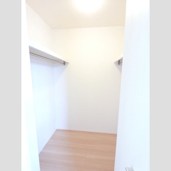 収納 (ウォークインクローゼットです)