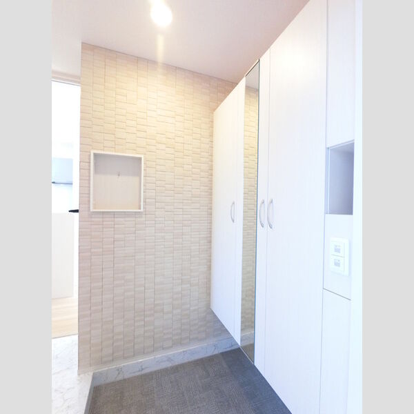 玄関 (広めのBoxは収納力ばっちり。トールタイプのミラーついてます。)