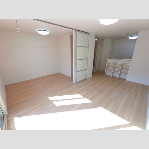 居室・リビング (明るいフローリングフロアです。)