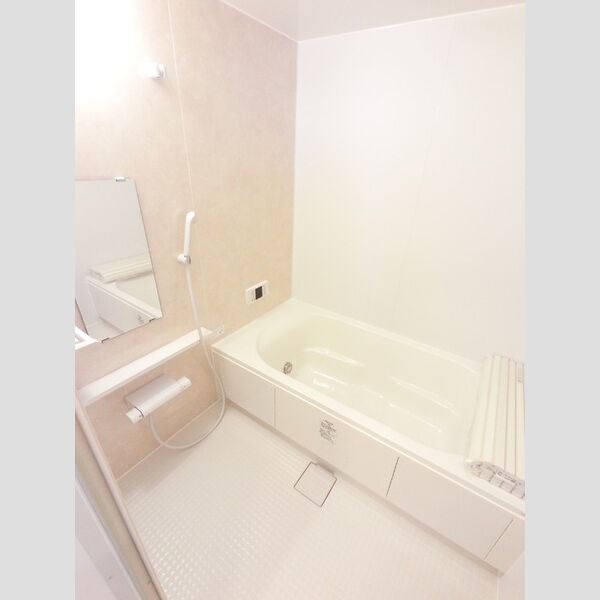 バス (大きい浴槽なので、お風呂好きにはピッタリです。)