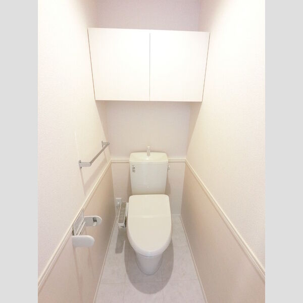 トイレ (冬でも温かく快適です。もちろん洗浄機能もついています。)