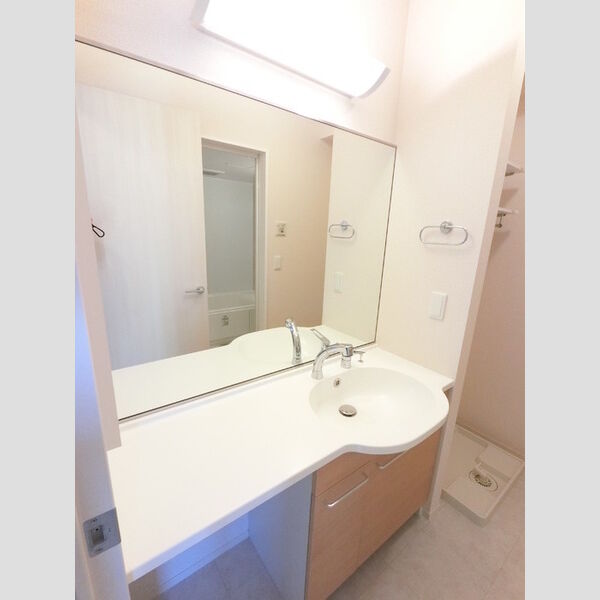 洗面所 (大型一面鏡付カウンター洗面化粧台です。)