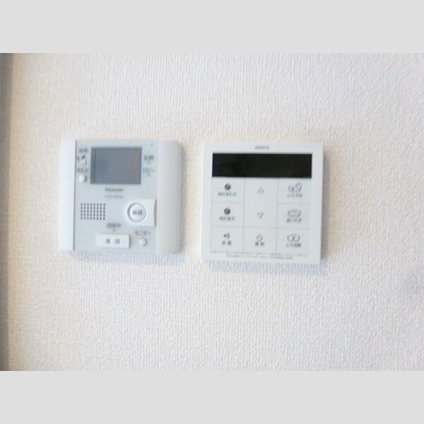 その他 (TVインターホンと給湯器パネルです。)
