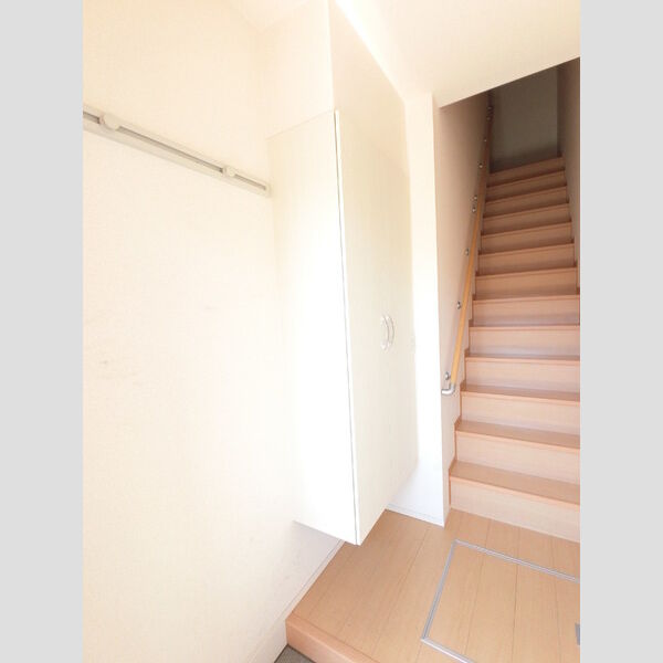 玄関 (広めのBoxは収納力ばっちり。)