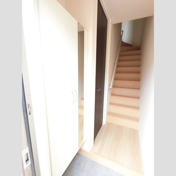 玄関 (広めのBoxは収納力ばっちり。トールタイプのミラーついてます。)