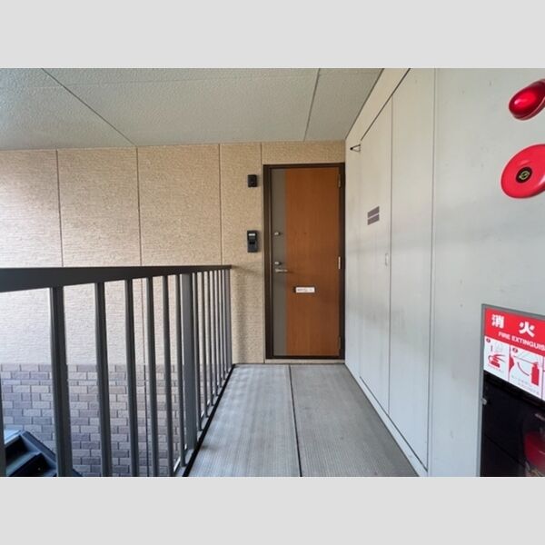 現地周辺 (玄関前)