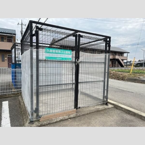 現地周辺 (敷地内ゴミステーション)