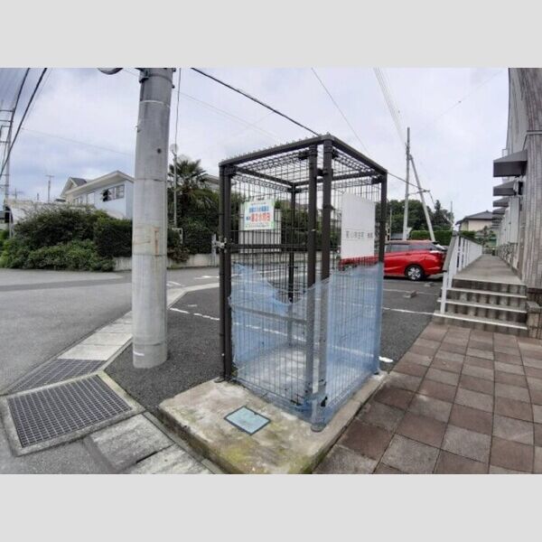 現地周辺 (敷地内ごみステーション)