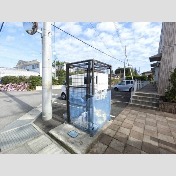 現地周辺 (敷地内ごみステーション)