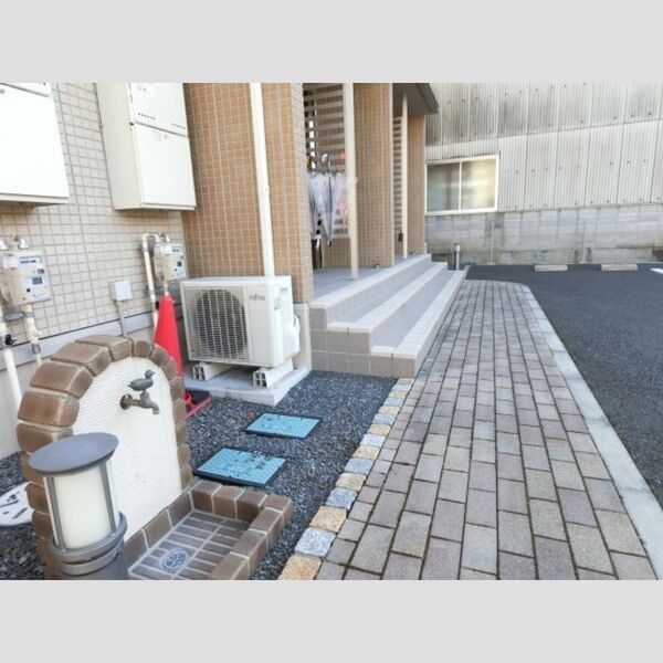 エントランス (ペット足洗い場付です)