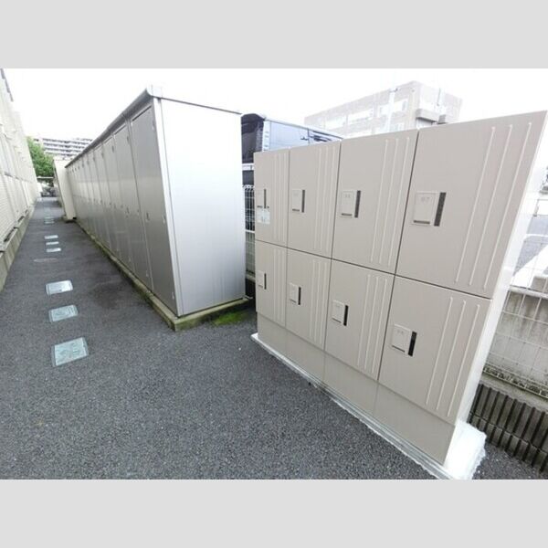 現地周辺 (宅配ボックス、屋外物置)