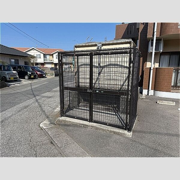 現地周辺 (敷地内アパート専用ゴミステーション)