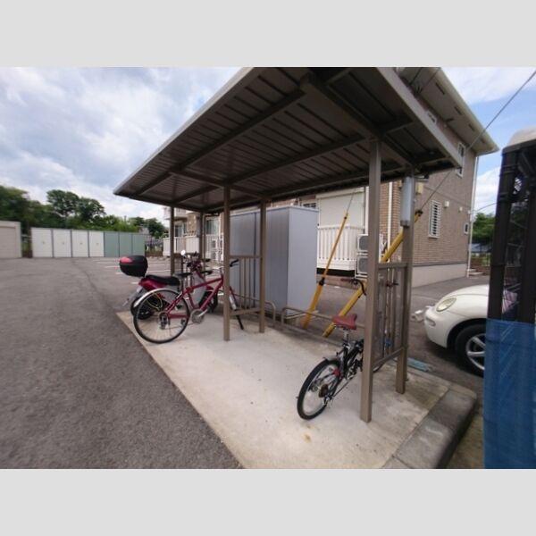 現地周辺 (駐輪場)