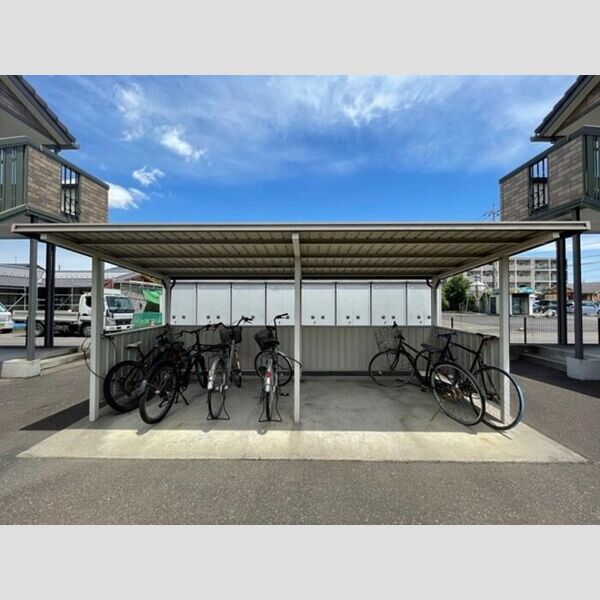 現地周辺 (駐輪場)