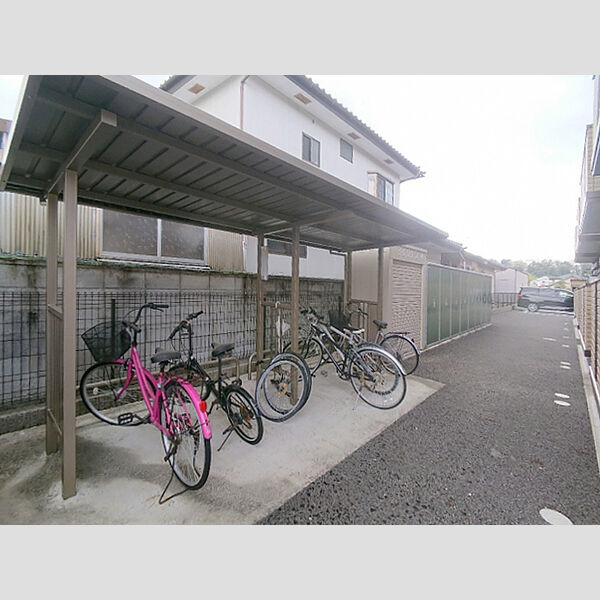 現地周辺 (駐輪場)
