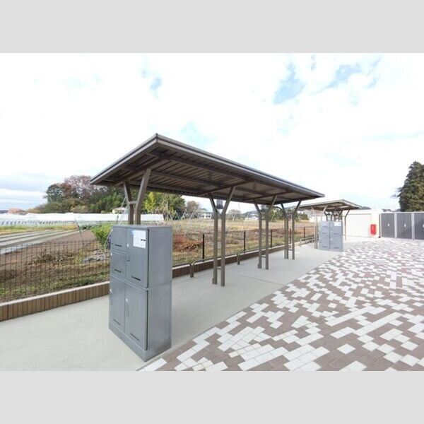 現地周辺 (宅配ボックス付きの駐輪場)