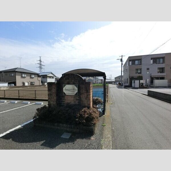 現地周辺 (物件入り口にゴミステーション)