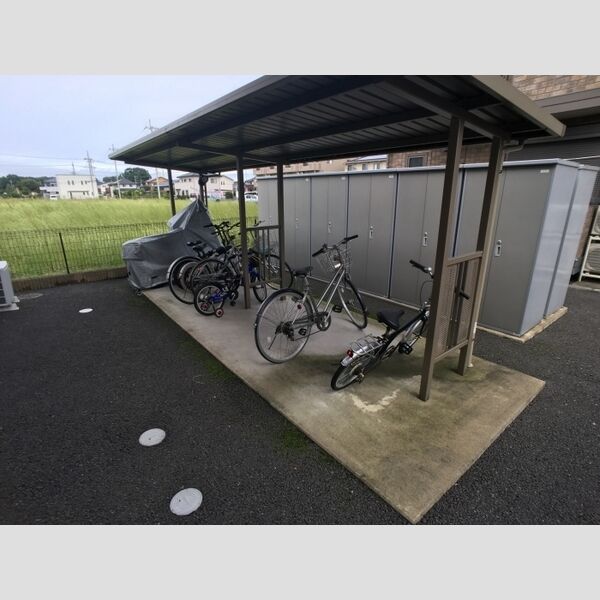 現地周辺 (駐輪場)