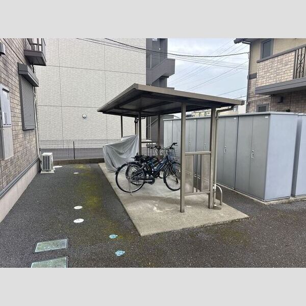 現地周辺 (駐輪場)