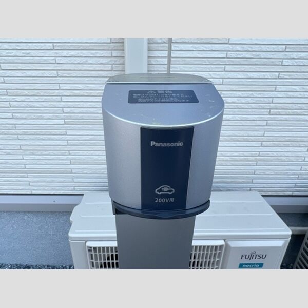 駐車場 (各世帯専用のEV充電スタンドが有ります)