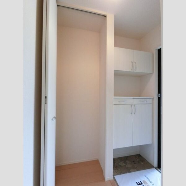 玄関 (シューズボックスと収納)