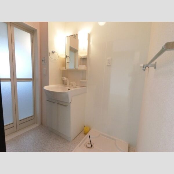 洗面所 (洗髪洗面化粧台と洗濯機置き場)