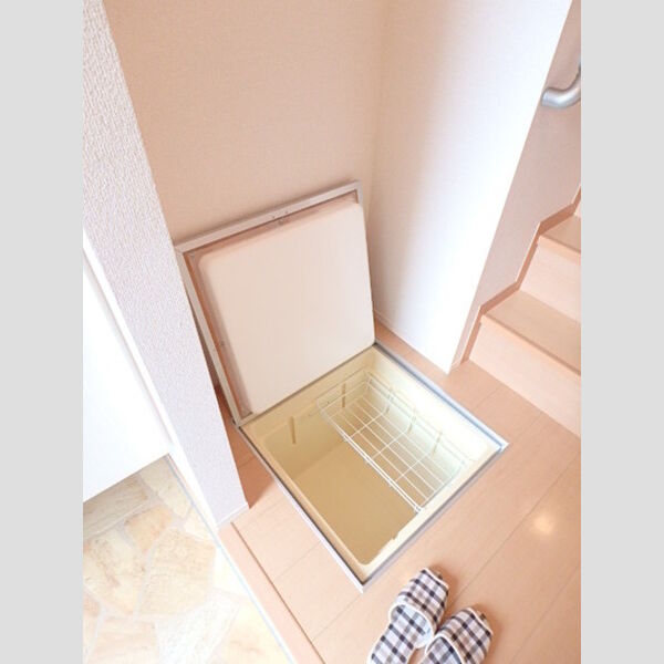 その他 (玄関に床下収納)
