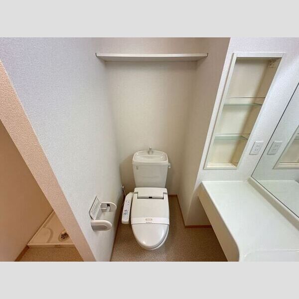 トイレ (トイレ)