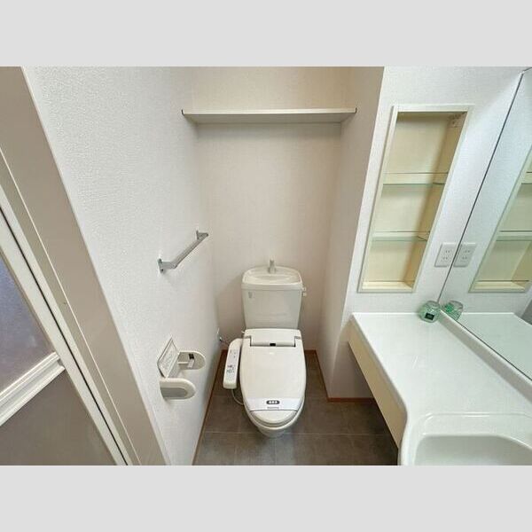 トイレ (トイレ)